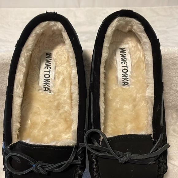 Minnetonka Black leather slippers Sz. 7M - Picture 2 of 16